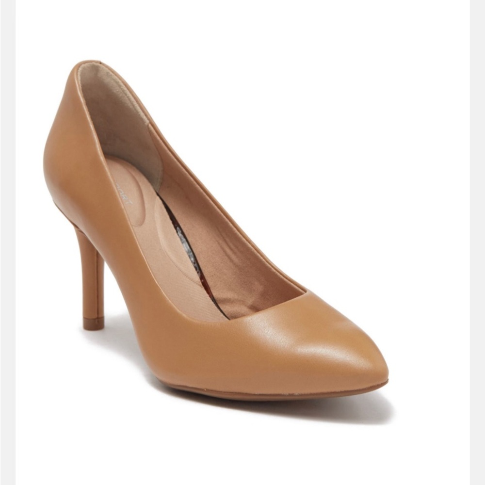 Newport pointed toe leather pump.